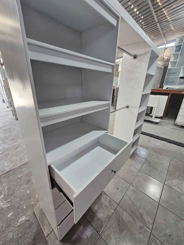 Closet moderno con puertas y cajoneras
