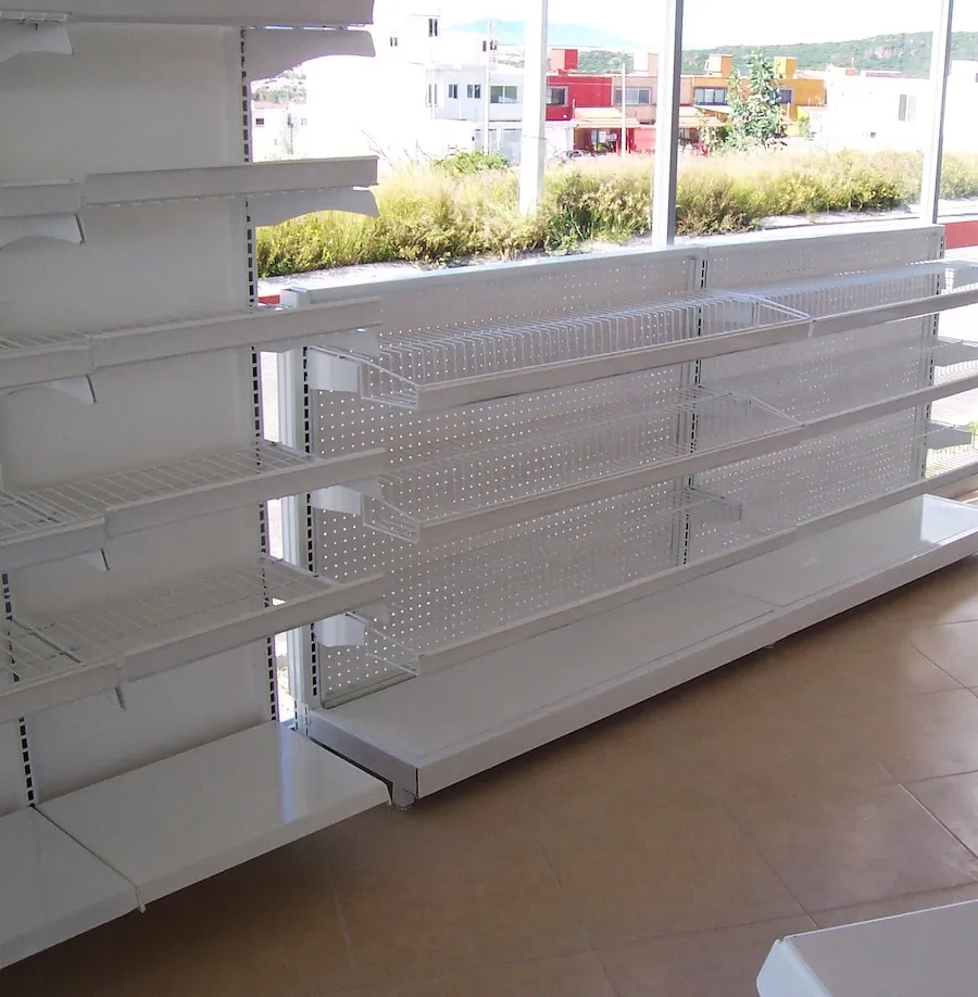 Estantería de pared blanca con parrillas y entrepaños