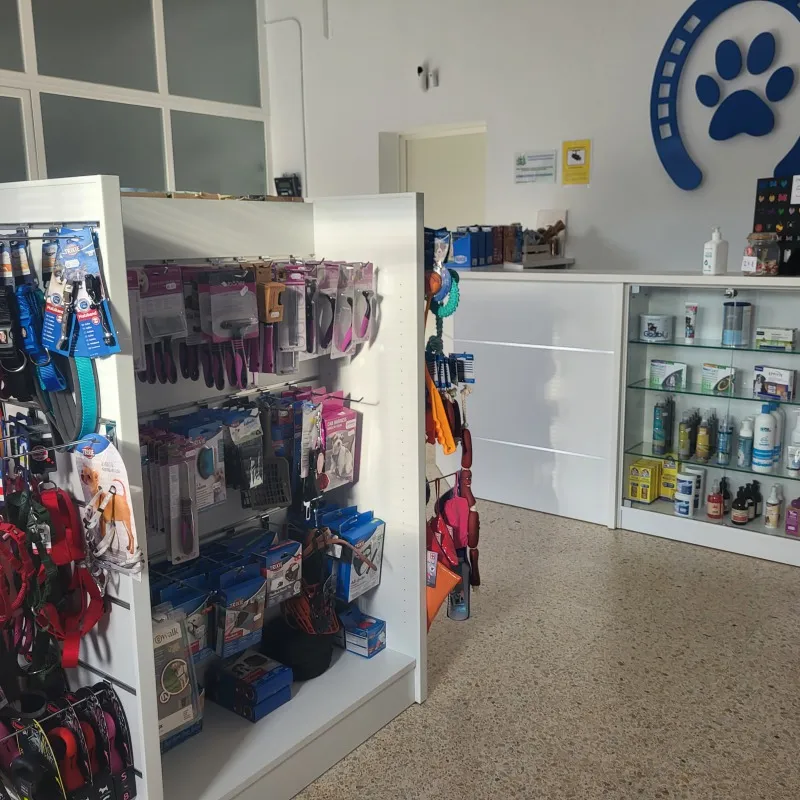 Góndola de exhibición con panel ranurado y repisas