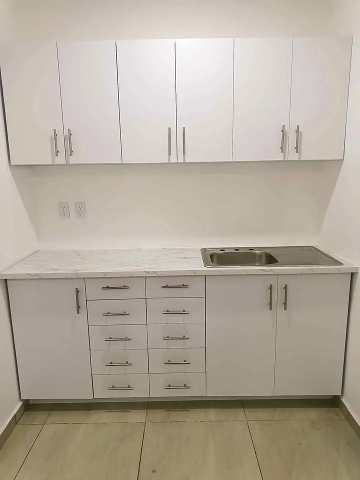 Mueble base blanco con tarja y cajones