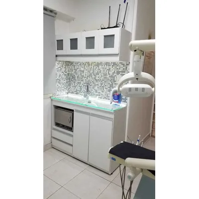 Mueble inferior con tarja para área de salud