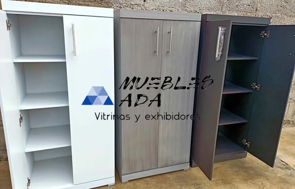 Armario/closet de oficina en blanco con puertas corredizas