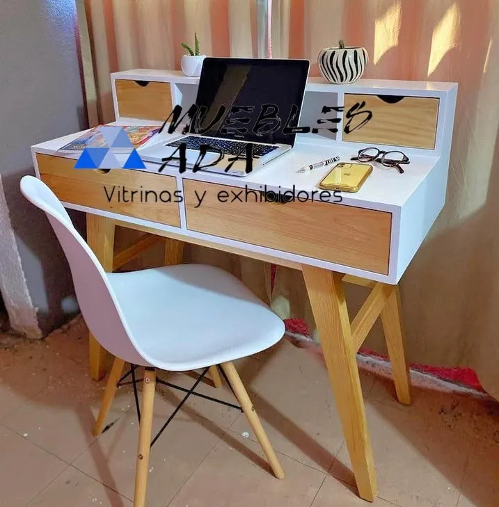 Escritorio blanco con patas de madera