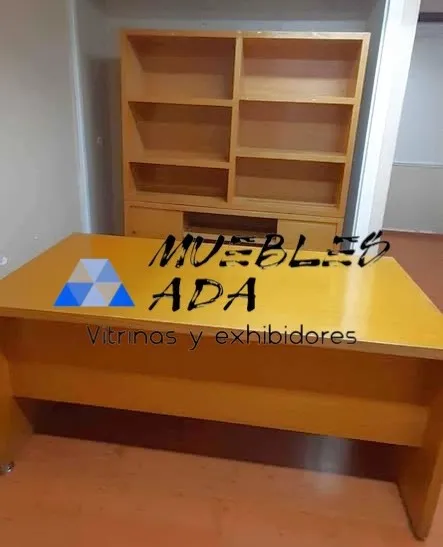 Escritorio con hutch y repisas en madera
