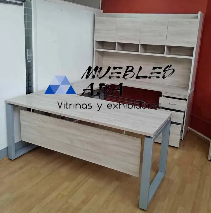 Escritorio ejecutivo con base metálica y tablero de madera