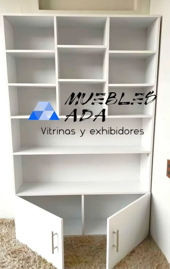 Librero esquinero blanco con puertas inferiores