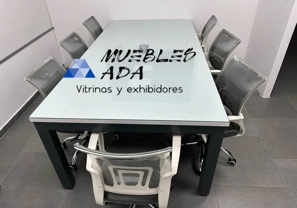 Mesa de reunión cuadrada blanca con sillas