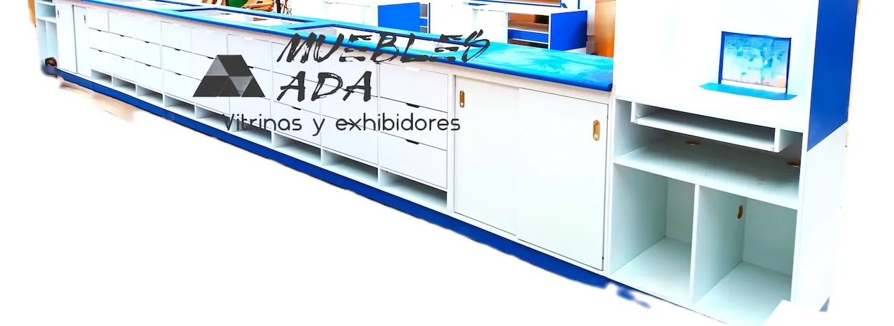 Mostrador lineal largo con vitrinas en blanco